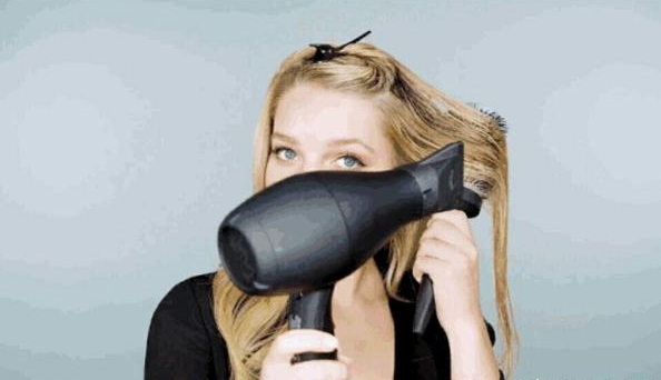 女生頭發(fā)緊貼頭皮,怎么讓頭發(fā)蓬松 女生頭發(fā)緊貼頭皮,怎么讓頭發(fā)蓬松