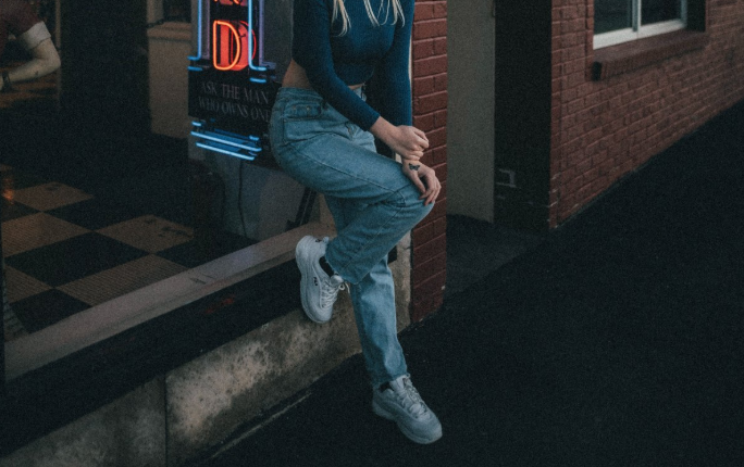 牛仔褲和運(yùn)動(dòng)鞋搭配嗎 穿牛仔褲配運(yùn)動(dòng)鞋好看嗎 牛仔褲和運(yùn)動(dòng)鞋搭配嗎 穿牛仔褲配運(yùn)動(dòng)鞋好看嗎