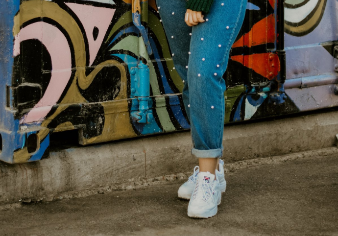 牛仔褲和運(yùn)動(dòng)鞋搭配嗎 穿牛仔褲配運(yùn)動(dòng)鞋好看嗎 牛仔褲和運(yùn)動(dòng)鞋搭配嗎 穿牛仔褲配運(yùn)動(dòng)鞋好看嗎