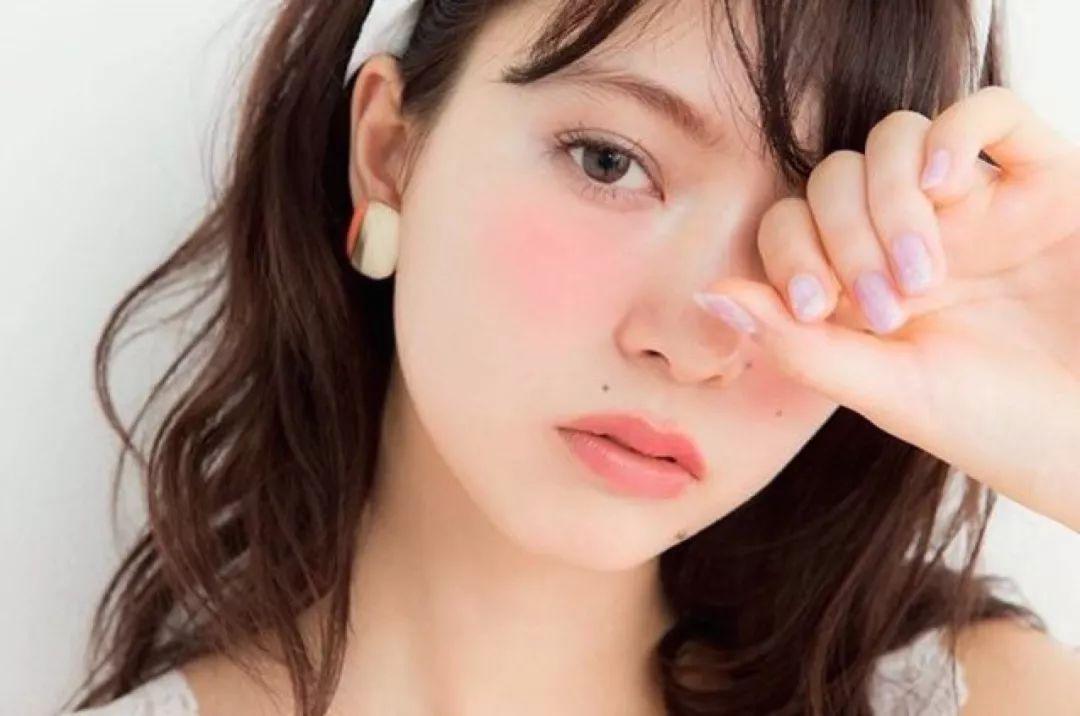 腮紅用什么工具比較好 腮紅用手怎么打 腮紅用什么工具比較好 腮紅用手怎么打