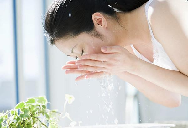 洗臉的正確方法步驟 洗臉的最佳時(shí)間是幾分鐘 洗臉的正確方法步驟 洗臉的最佳時(shí)間是幾分鐘