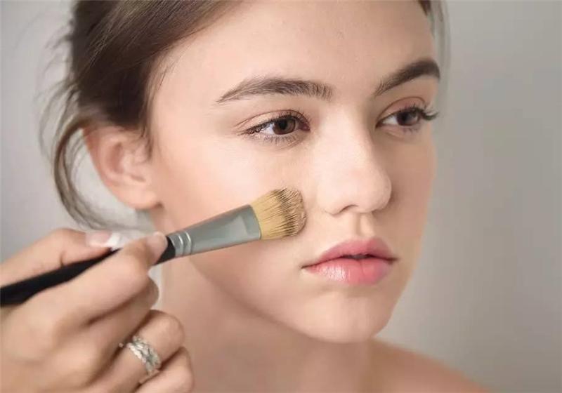 遮瑕用在粉底液前還是后 遮瑕用在哪個(gè)步驟 遮瑕用在粉底液前還是后 遮瑕用在哪個(gè)步驟