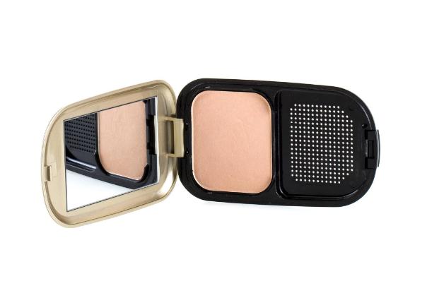 粉餅可以代替粉底液?jiǎn)?粉餅可以直接上妝嗎 粉餅可以代替粉底液?jiǎn)?粉餅可以直接上妝嗎