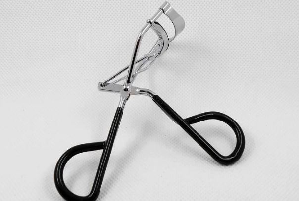 睫毛夾會(huì)傷害睫毛嗎 睫毛夾天天用有什么危害 睫毛夾會(huì)傷害睫毛嗎 睫毛夾天天用有什么危害