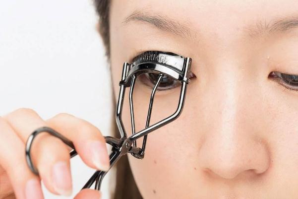 睫毛夾要用睫毛膏嗎 睫毛夾要夾多長時間 睫毛夾要用睫毛膏嗎 睫毛夾要夾多長時間