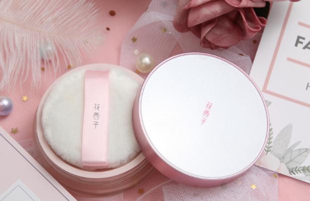 散粉要在什么時(shí)候用 散粉要涂全臉嗎 散粉要在什么時(shí)候用 散粉要涂全臉嗎