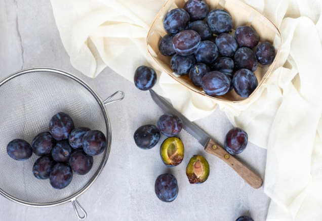 西梅的營(yíng)養(yǎng)價(jià)值與功效與作用是什么 西梅的營(yíng)養(yǎng)價(jià)值與功效與作用是什么