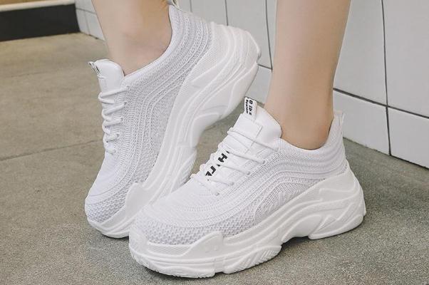 小白鞋要用紙包著曬嗎 小白鞋要怎么曬才不會(huì)變黃 小白鞋要用紙包著曬嗎 小白鞋要怎么曬才不會(huì)變黃