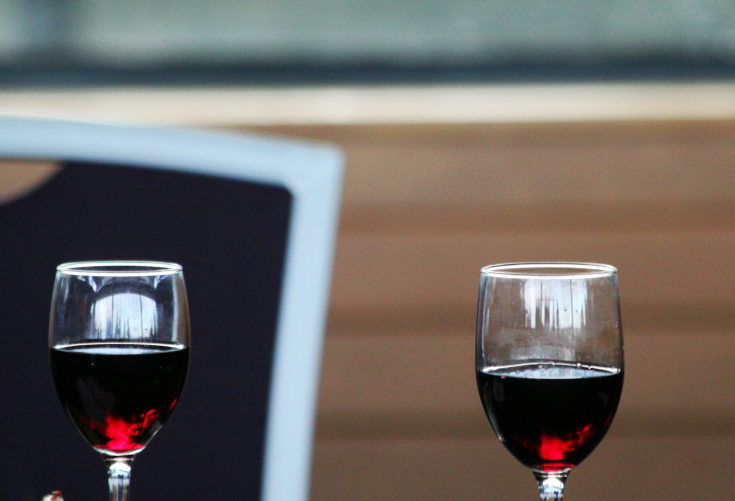 睡前喝紅酒到底好不好 睡前喝紅酒有什么好處和壞處 睡前喝紅酒到底好不好 睡前喝紅酒有什么好處和壞處