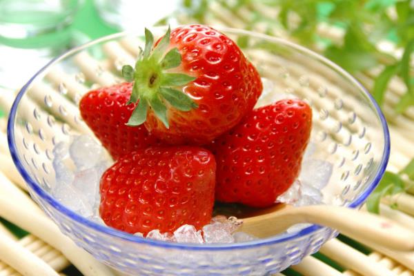 草莓可以和蝦一起吃嗎 草莓可以和芒果一起吃嗎 草莓可以和蝦一起吃嗎 草莓可以和芒果一起吃嗎