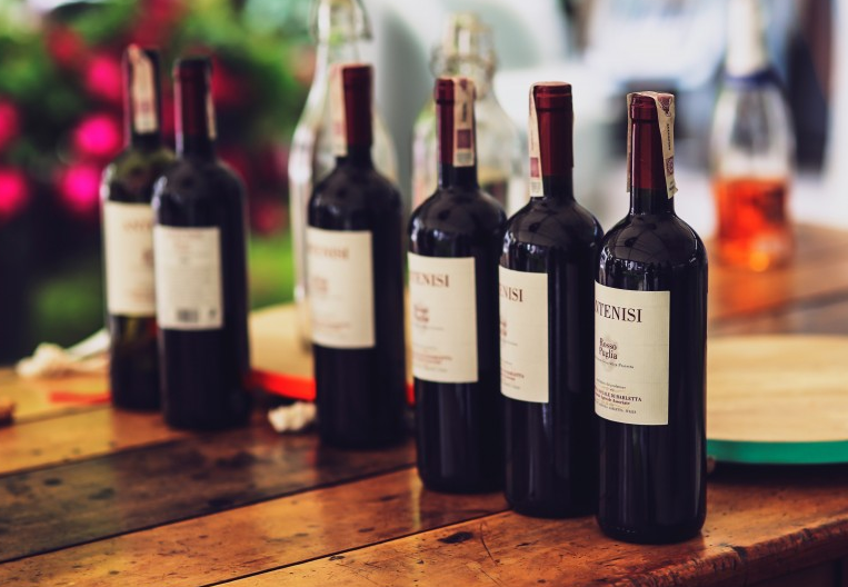 白葡萄酒和紅葡萄酒的區(qū)別 白葡萄酒好喝還是紅葡萄酒好喝 白葡萄酒和紅葡萄酒的區(qū)別 白葡萄酒好喝還是紅葡萄酒好喝