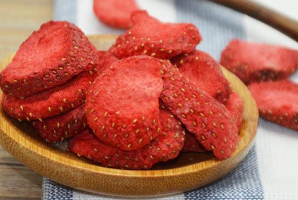 草莓干可以做牛軋?zhí)菃?草莓干可以做成草莓脆嗎 草莓干可以做牛軋?zhí)菃?草莓干可以做成草莓脆嗎