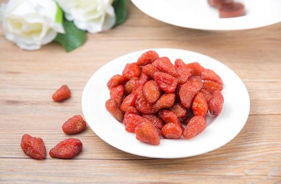 草莓干可以泡水喝嗎 草莓干泡水喝的功效與作用 草莓干可以泡水喝嗎 草莓干泡水喝的功效與作用