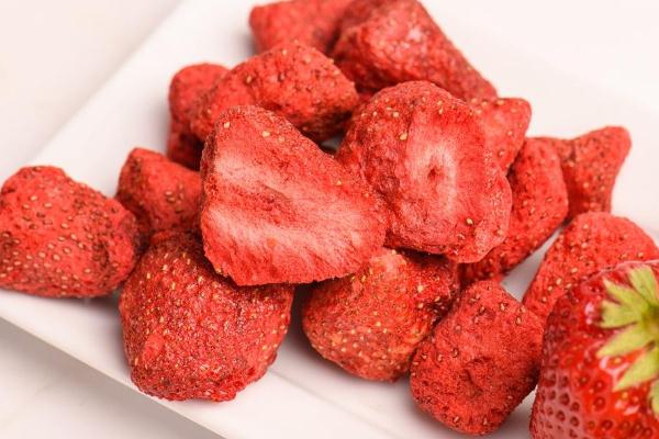 草莓干可以泡水喝嗎 草莓干泡水喝的功效與作用 草莓干可以泡水喝嗎 草莓干泡水喝的功效與作用