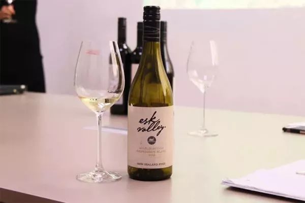 霞多麗和雷司令的區(qū)別 霞多麗和長(zhǎng)相思的區(qū)別 霞多麗和雷司令的區(qū)別 霞多麗和長(zhǎng)相思的區(qū)別