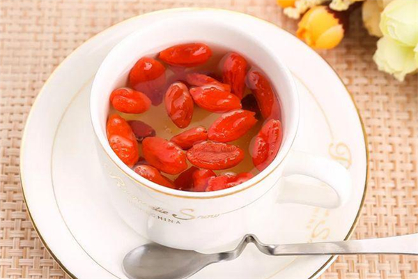 枸杞掉色正常嗎 枸杞怎樣辨別真假 枸杞掉色正常嗎 枸杞怎樣辨別真假