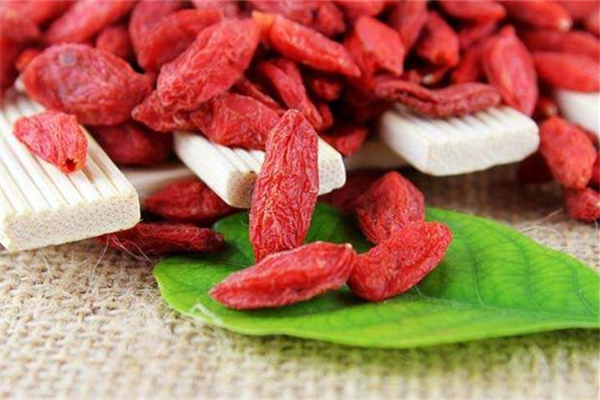 枸杞掉色正常嗎 枸杞怎樣辨別真假 枸杞掉色正常嗎 枸杞怎樣辨別真假