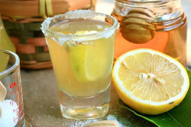 檸檬榨汁和什么搭配好 檸檬可以直接榨汁喝嗎 檸檬榨汁和什么搭配好 檸檬可以直接榨汁喝嗎