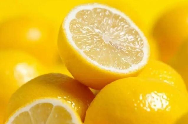 吃檸檬能喝牛奶嗎 為什么檸檬水和牛奶不能一起飲用 吃檸檬能喝牛奶嗎 為什么檸檬水和牛奶不能一起飲用