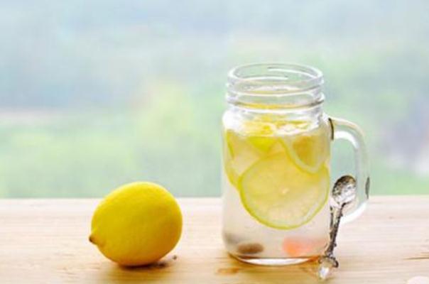 檸檬水不能和什么一起吃或者喝 喝檸檬水有什么禁忌 檸檬水不能和什么一起吃或者喝 喝檸檬水有什么禁忌