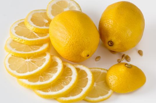 檸檬皮能生吃嗎 檸檬皮吃了有什么好處 檸檬皮能生吃嗎 檸檬皮吃了有什么好處