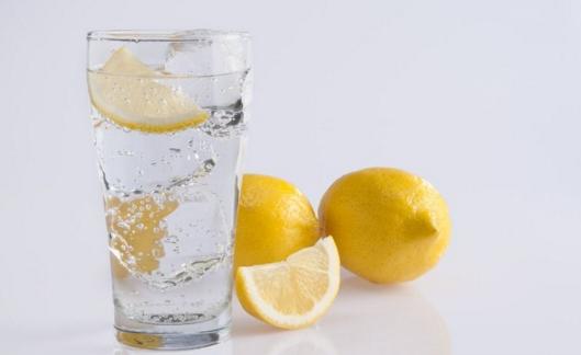 檸檬水怎么泡不苦 檸檬水喝了有什么好處 檸檬水怎么泡不苦 檸檬水喝了有什么好處