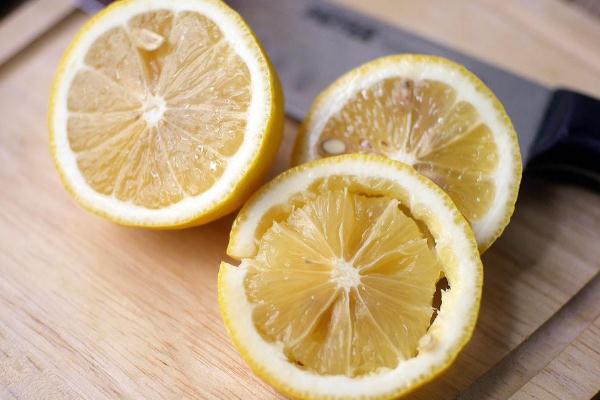 檸檬要不要去皮 檸檬要用鹽水清洗嗎 檸檬要不要去皮 檸檬要用鹽水清洗嗎