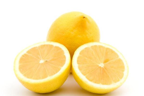 吃檸檬能喝牛奶嗎 為什么檸檬水和牛奶不能一起飲用 吃檸檬能喝牛奶嗎 為什么檸檬水和牛奶不能一起飲用