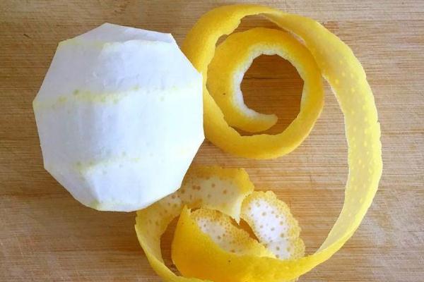 檸檬皮能生吃嗎 檸檬皮吃了有什么好處 檸檬皮能生吃嗎 檸檬皮吃了有什么好處