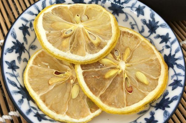 檸檬干片能和茶葉一起泡嗎 檸檬干片能直接吃嗎 檸檬干片能和茶葉一起泡嗎 檸檬干片能直接吃嗎