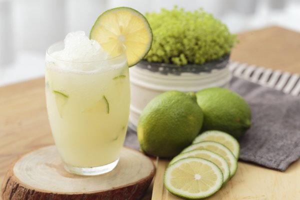 檸檬榨汁有什么功效 檸檬榨汁可以減肥嗎 檸檬榨汁有什么功效 檸檬榨汁可以減肥嗎