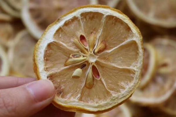 檸檬干片泡水的功效 檸檬干片有美白效果嗎 檸檬干片泡水的功效 檸檬干片有美白效果嗎