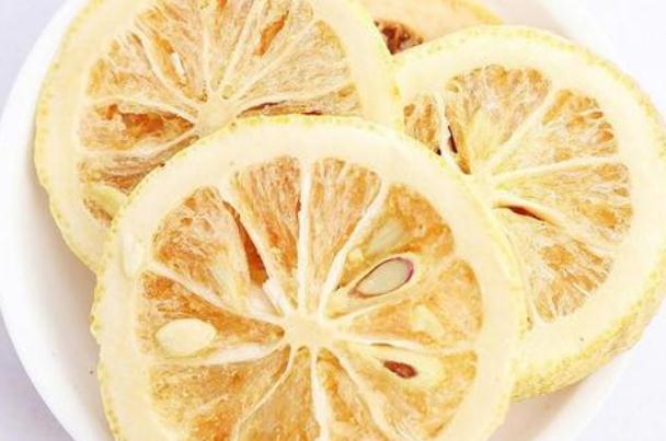 檸檬干片的正確泡水方法 檸檬干片泡水用熱水還是涼水 檸檬干片的正確泡水方法 檸檬干片泡水用熱水還是涼水