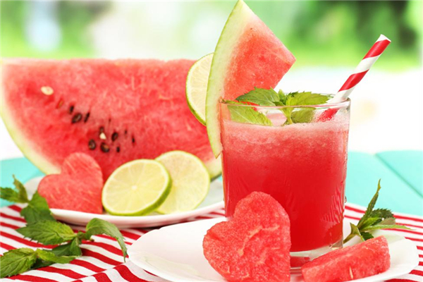 西瓜可以和牛奶一起吃嗎 西瓜牛奶榨汁做法 西瓜可以和牛奶一起吃嗎 西瓜牛奶榨汁做法