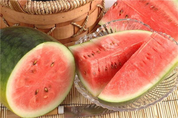 西瓜可以和牛奶一起吃嗎 西瓜牛奶榨汁做法 西瓜可以和牛奶一起吃嗎 西瓜牛奶榨汁做法