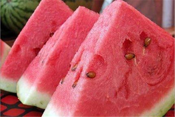 紅西瓜和黃西瓜的區(qū)別 紅西瓜好還是黃西瓜好 紅西瓜和黃西瓜的區(qū)別 紅西瓜好還是黃西瓜好