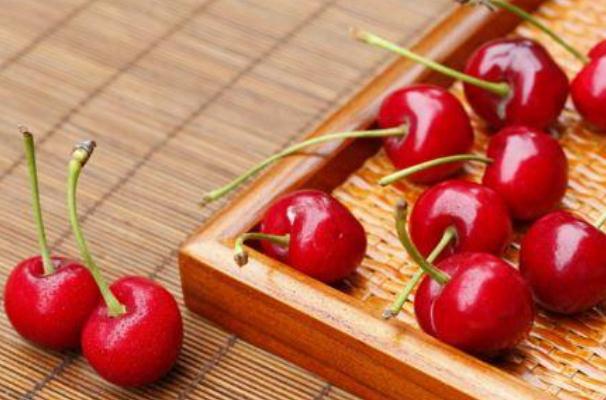 櫻桃表面長(zhǎng)了白色霉菌能吃嗎 發(fā)霉的櫻桃還能吃嗎 櫻桃表面長(zhǎng)了白色霉菌能吃嗎 發(fā)霉的櫻桃還能吃嗎