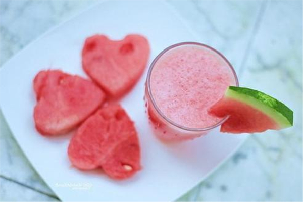 西瓜為什么這么甜 西瓜減肥的人可以吃嗎 西瓜為什么這么甜 西瓜減肥的人可以吃嗎