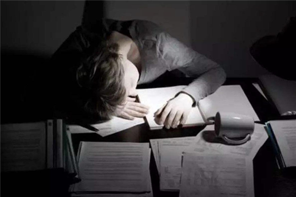 熬夜會變傻嗎 熬夜對身體的危害有哪些 熬夜會變傻嗎 熬夜對身體的危害有哪些