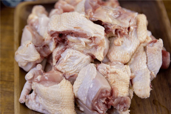 雞肉切開有熒光綠能吃嗎 為什么雞肉上有熒光綠物質(zhì) 雞肉切開有熒光綠能吃嗎 為什么雞肉上有熒光綠物質(zhì)