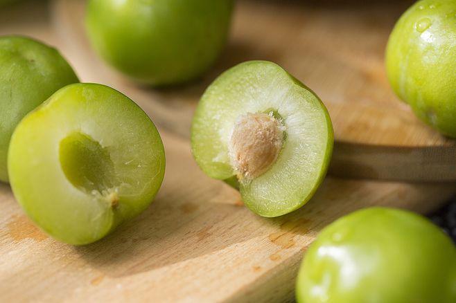 李子有點(diǎn)酸放放會(huì)好點(diǎn)嗎 沒(méi)熟的酸李子能吃嗎 李子有點(diǎn)酸放放會(huì)好點(diǎn)嗎 沒(méi)熟的酸李子能吃嗎