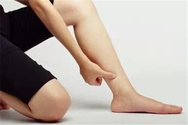 抽筋是缺鈣嗎 怎么才能預(yù)防抽筋 抽筋是缺鈣嗎 怎么才能預(yù)防抽筋