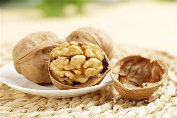 核桃一次最多吃幾個(gè) 核桃一次性吃太多會(huì)怎樣 核桃一次最多吃幾個(gè) 核桃一次性吃太多會(huì)怎樣