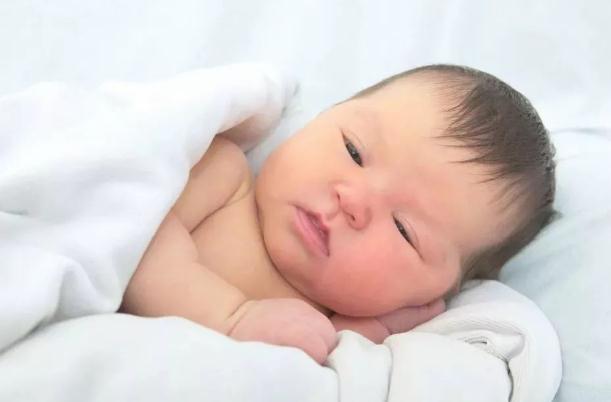 新生兒黃疸可以打預(yù)防針嗎 新生兒黃疸可以吃茵梔黃口服液 新生兒黃疸可以打預(yù)防針嗎 新生兒黃疸可以吃茵梔黃口服液