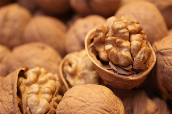 核桃一次最多吃幾個(gè) 核桃一次性吃太多會(huì)怎樣 核桃一次最多吃幾個(gè) 核桃一次性吃太多會(huì)怎樣