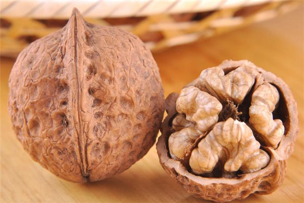 核桃一次最多吃幾個(gè) 核桃一次性吃太多會(huì)怎樣 核桃一次最多吃幾個(gè) 核桃一次性吃太多會(huì)怎樣