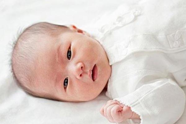 新生兒黃疸可以打預(yù)防針嗎 新生兒黃疸可以吃茵梔黃口服液 新生兒黃疸可以打預(yù)防針嗎 新生兒黃疸可以吃茵梔黃口服液