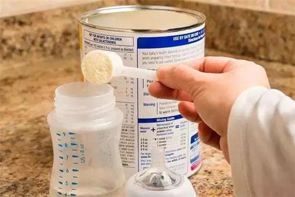 奶粉怎么沖不結(jié)塊 奶粉怎么沖比例 奶粉怎么沖不結(jié)塊 奶粉怎么沖比例