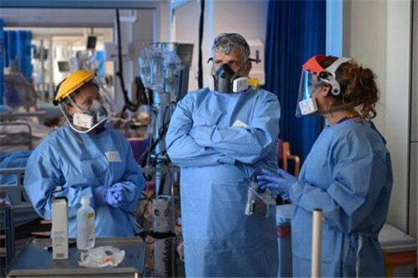 印度新娘穿防護(hù)服與確診新郎辦婚禮 印度疫情曝光 印度新娘穿防護(hù)服與確診新郎辦婚禮 印度疫情曝光