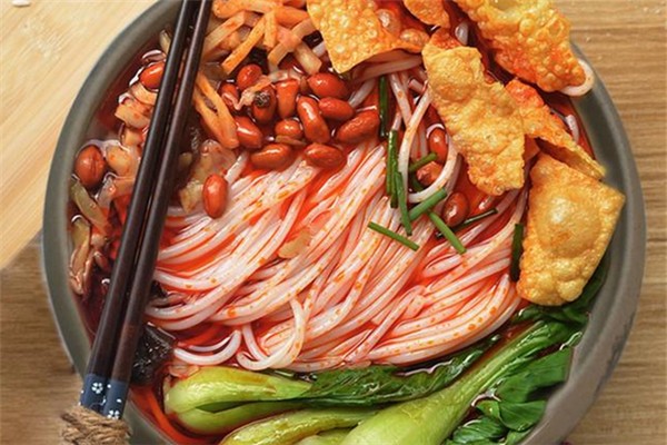 看挖掘機和螺螄粉的活力與韌性 螺螄粉的歷史文化 看挖掘機和螺螄粉的活力與韌性 螺螄粉的歷史文化